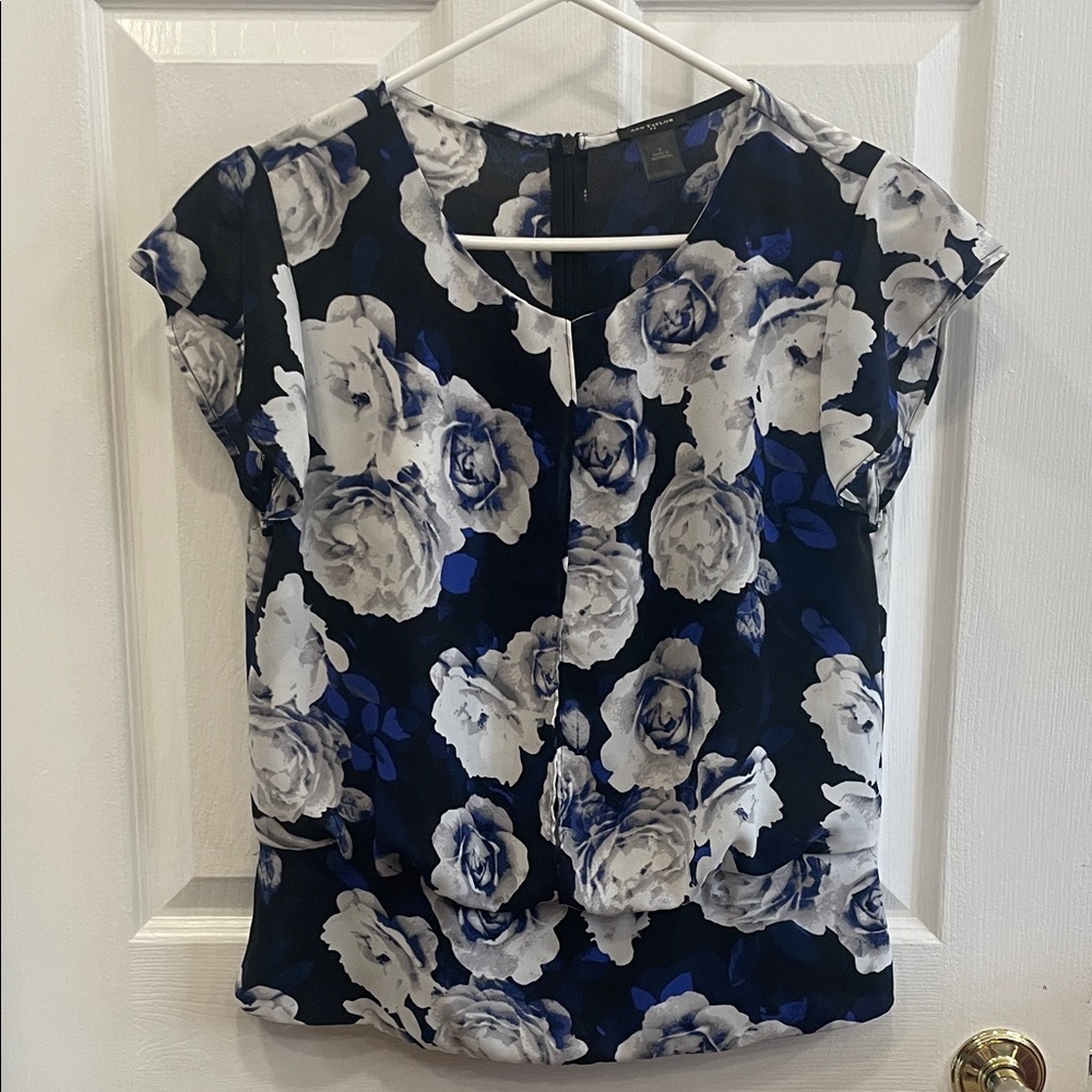 Ann Taylor Floral Women's Top - Blue and White size 6